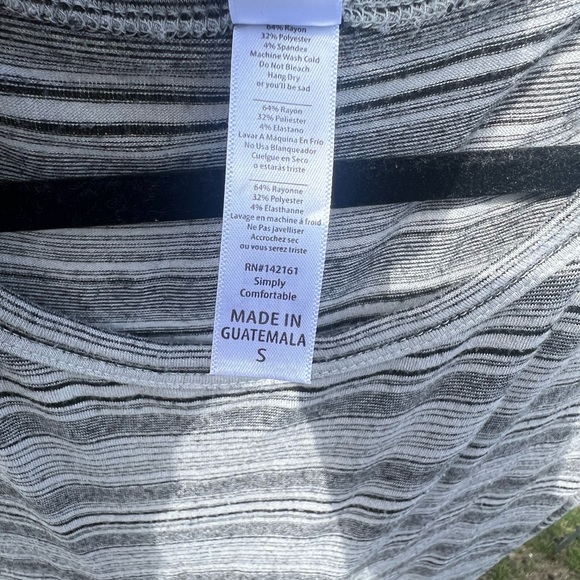 This little number will keep you kissing!😘. LULAROE SIZE SMALL - Picture 3 of 4